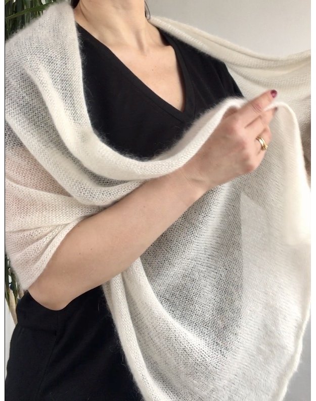 Megzta skraistė SIlk mohair pieno baltumo